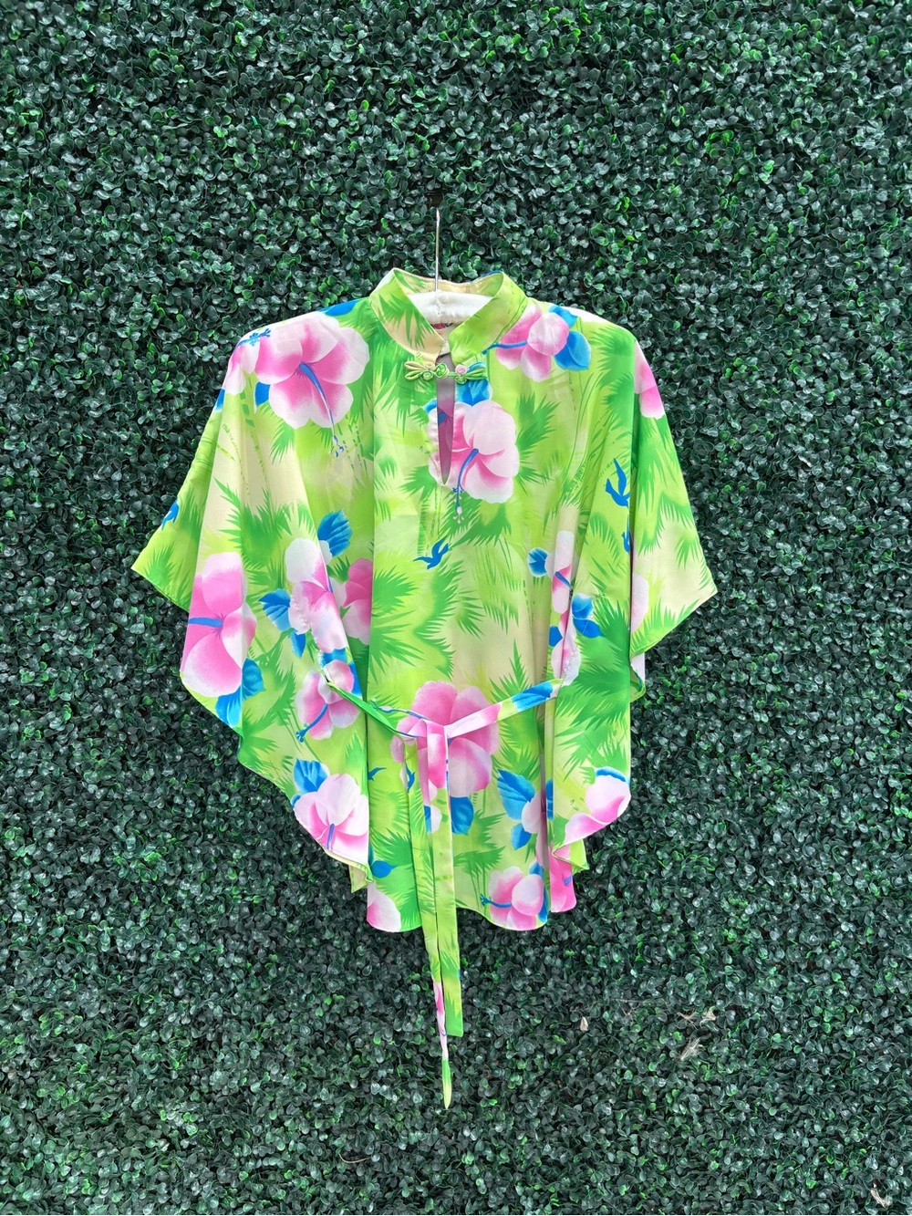 VINTAGE 70’s Tropical Green Floral poncho Top with Tie Belt from Hawaii.